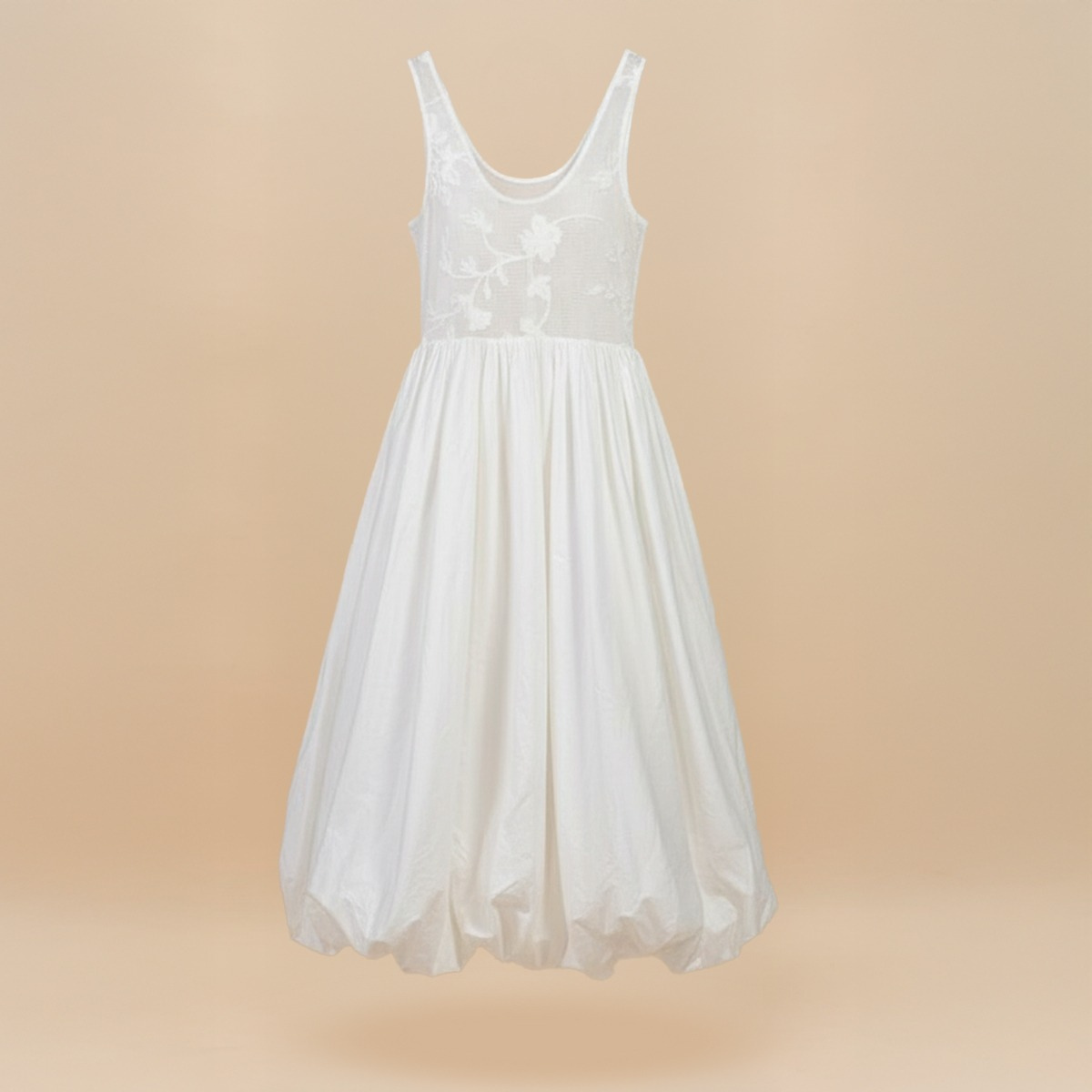 Vestido blanco con encaje floral y falda en globo