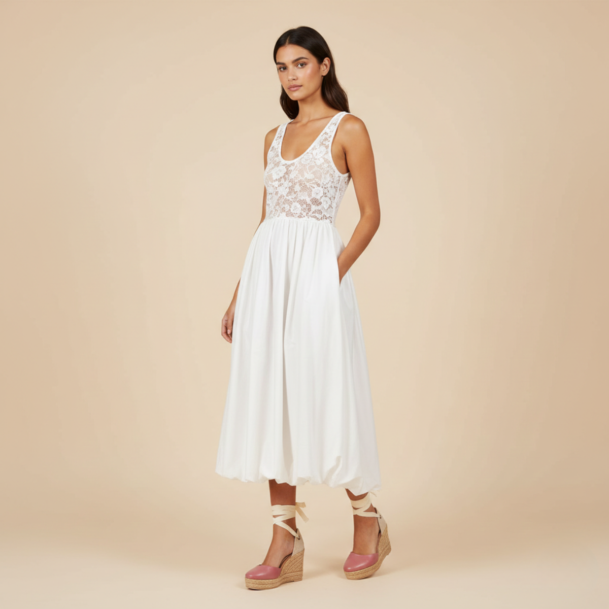 Vestido blanco con encaje floral y falda en globo