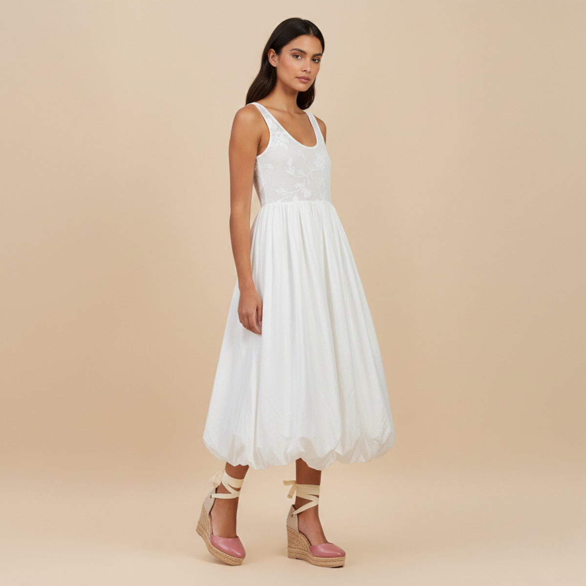 Vestido blanco con encaje floral y falda en globo