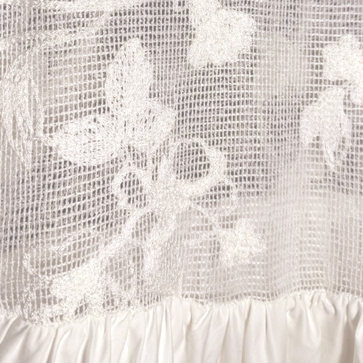 Vestido blanco con encaje floral y falda en globo