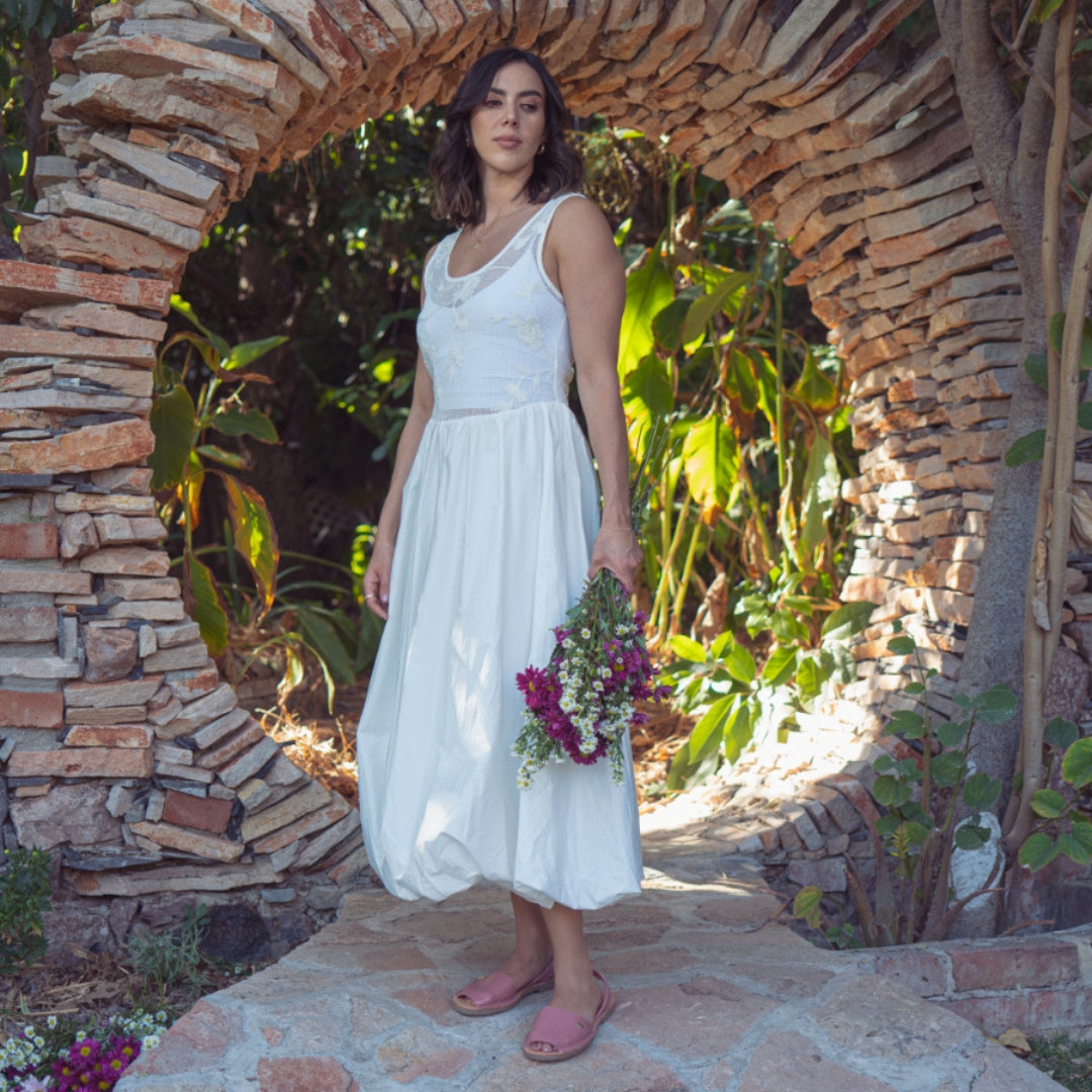 Vestido blanco con encaje floral y falda en globo