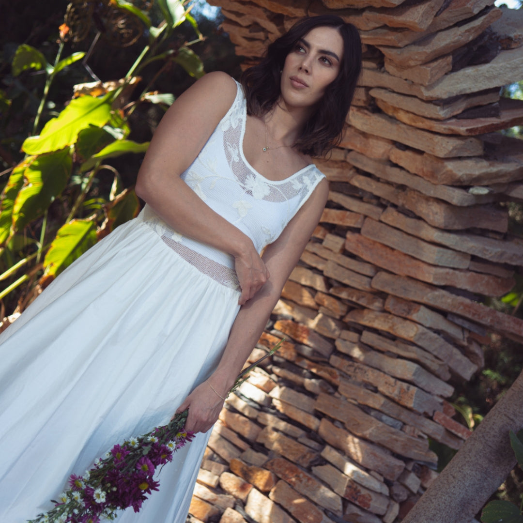 Vestido blanco con encaje floral y falda en globo