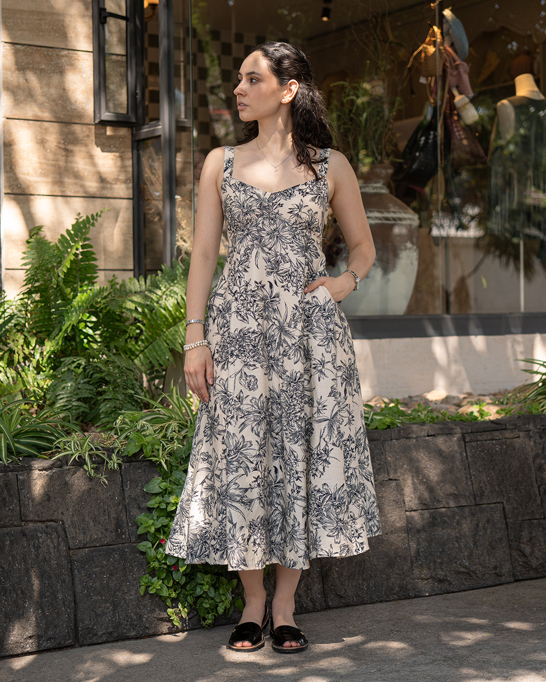 Vestido midi floral en beige y negro